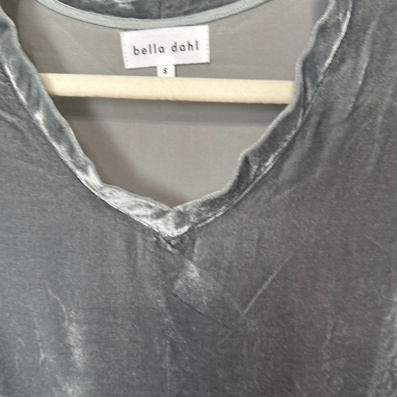 Bella Dahl Gray V-Neck Short Sleeve T-Shirt - Picture 2 of 4